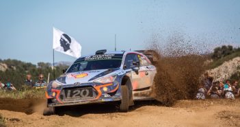 Neuville cala il Poker e vola verso il successo