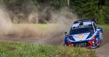 Neuville in azione in una gara azzerata dalla posizione di partenza.