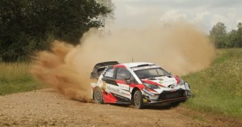 La Yaris WRC+ di Tanak sulle strade di casa.