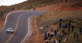 La Volkswagen impegnata nella scalata dei tornanti della Pikes Peak.