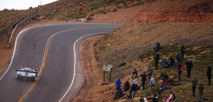 La Volkswagen impegnata nella scalata dei tornanti della Pikes Peak.