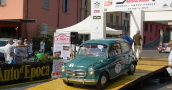 RAPISARDA VINCE IL TROFEO RENATI La FIAT 600 di Rapisarda sulla pedana del Renati.
