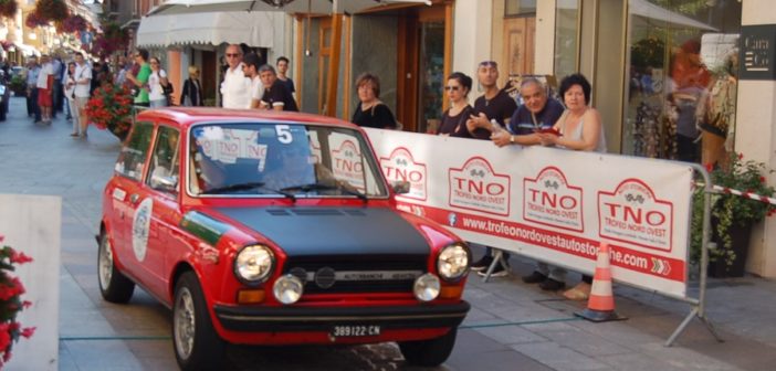 La A112 del vincitore festeggia sulle strade di Aosta.