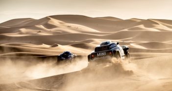 I buggy targati Mini si preparano per il deserto del Perù.