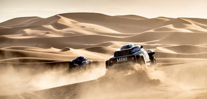 I buggy targati Mini si preparano per il deserto del Perù.