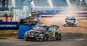 La Vw Beetle di Foust che vola sul circuito di Cota - Austin