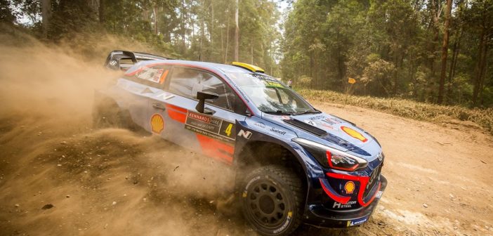 Mikkelsen in azione prima di pagare il prezzo più alto nella chicane della discordia.