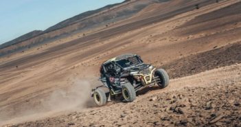 Paolo Ceci taglia le piste del deserto con il suo Polaris.