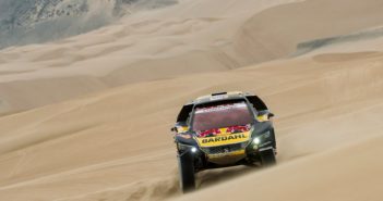 La Peugeot 3008 DKR di Loeb cavalca le dune del Perù.