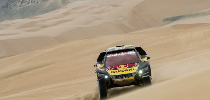 La Peugeot 3008 DKR di Loeb cavalca le dune del Perù.