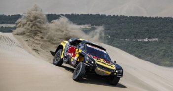 La Peugeot 3008 DKR di Loeb continua a volare sulle dune del Perù.