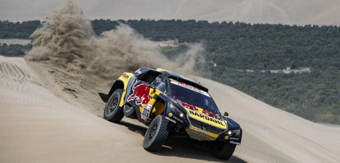 La Peugeot 3008 DKR di Loeb continua a volare sulle dune del Perù.