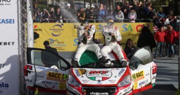 IL BRAZZ DAL WRC3 ALLA FIA RGT Il Brazz da inizio ai festeggiamenti dall'alto del podio Catalano.