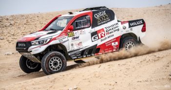 La Toyota Hilux di Nasser in azione sulle piste di casa.