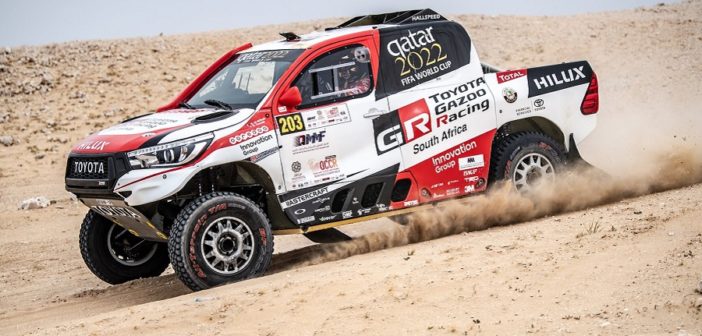 La Toyota Hilux di Nasser in azione sulle piste di casa.