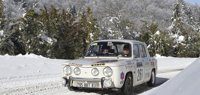 La Renault 8 del vincitore sulle strade innevate del Montecarlo.