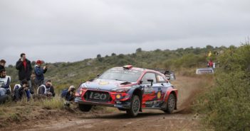 Neuville mette le ali alla sua Hyundai nell'ultima speciale.