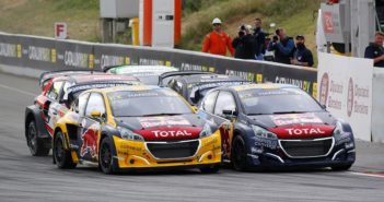 La partenza della finalissima con le Peugeot 208 portiera a portiera.