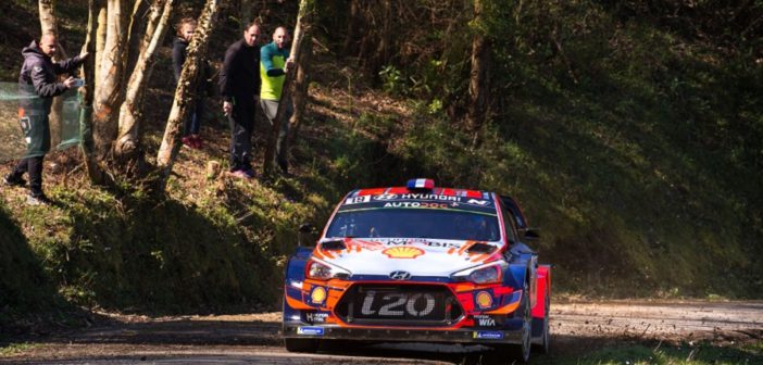 La Hyundai i20 di Loeb sulle strade di Corsica.