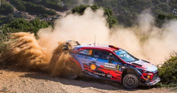 La Hyundai di Sordo volla sulle speciali di Sardegna.