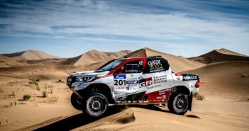 La Toyota Hilux di Al Attiya piega le dune Asiatiche