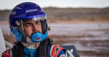 Il campione del mondo fi F1 nei test sulla sabbia d'Arabia.