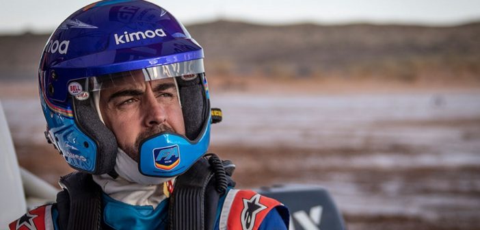 Il campione del mondo fi F1 nei test sulla sabbia d'Arabia.