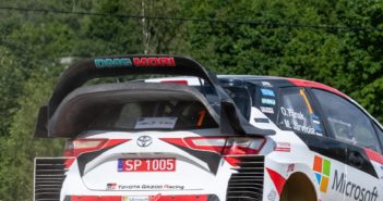 L'ala posteriore della Yaris WRC sotto osservazione.