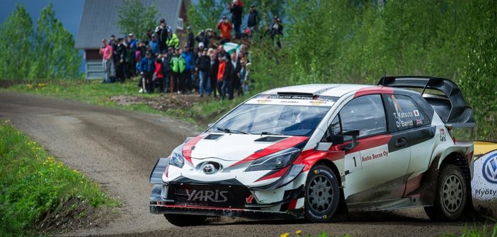 Katsuta in azione al volante della Yaris plus sulle strade del Riihimaki