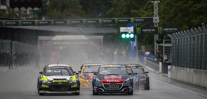 Timmy Hansen nella finalissima domina la bolgia della partenza. della