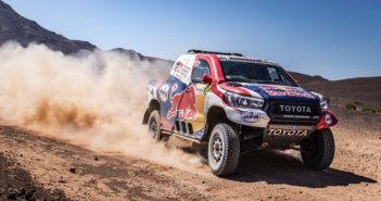 La Toyota Hilux fa sue le dune del Marocco.