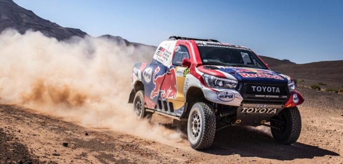 La Toyota Hilux fa sue le dune del Marocco.