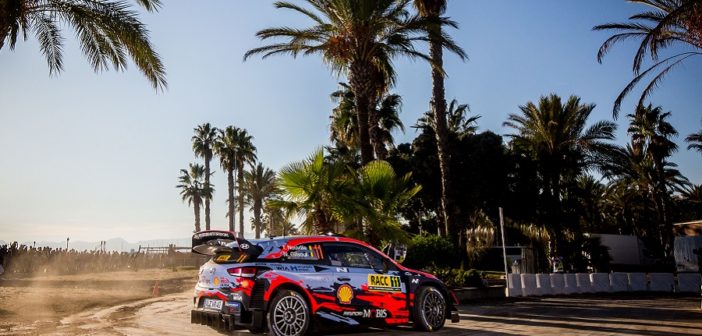 Neuville sull'asfalto veleggia verso il suo primo successo Catalano.