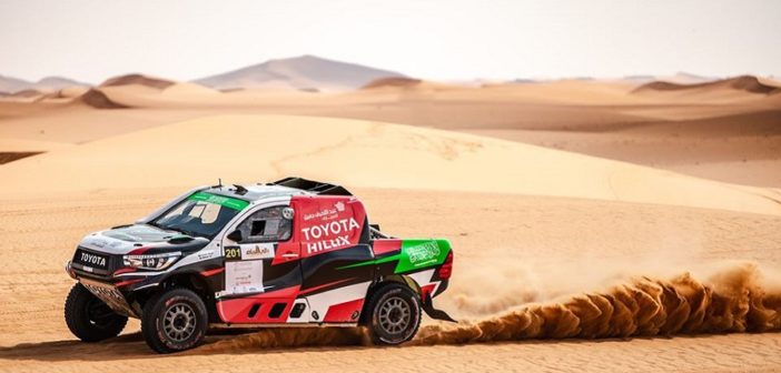 La Toyota Hilux di Yazeed sulla sabbia di casa.