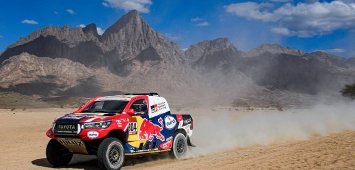 La Toyota Hilux di De Villiers sulle piste Saudite.