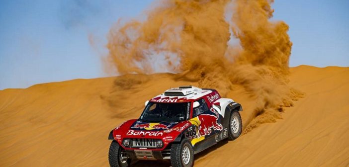 La Mini di Carlos sulle imponenti dune della seconda metà della Dakar.