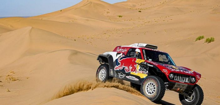 La Mini di Carlos cavalca la sabbia delle dune.