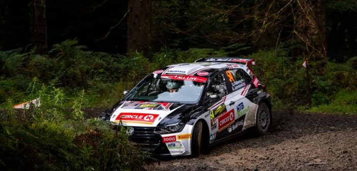 Oliver Solberg in azione con la Polo R5 sulle speciali Gallesi.