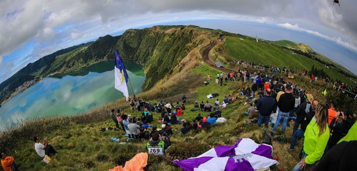 Loubet in uno dei passaggi più suggestivi della gara di Punta Delgada.