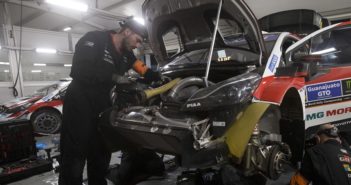 I meccanici Toyota all'opera sul motore della Yaris WRC+