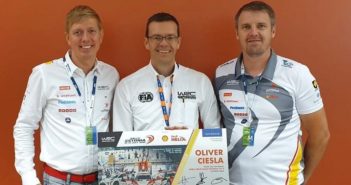 Il timoniere del WRC Promoter in mezzo agli organizzatori dell'Estonia.