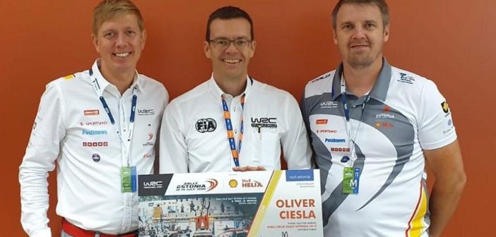 Il timoniere del WRC Promoter in mezzo agli organizzatori dell'Estonia.