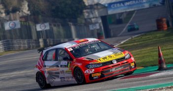 La Vw di Crugnola impegnata sul circuito di Monza.