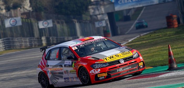 La Vw di Crugnola impegnata sul circuito di Monza.