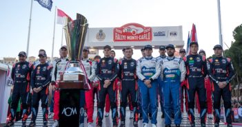 La tradizionalr foto di gruppo alla partenza dal principato di Monaco.