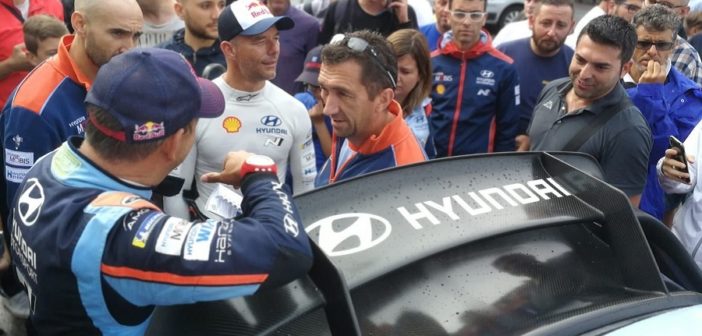 La Hyundai i20 di Loeb tra la folla del rally di Alba 2019