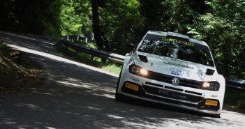 La Vw Polo HK con Basso sulle curve del Monte Tomba (Ph: Thomas Garbin)