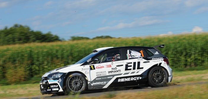 La Polo R5 di Michelini sfreccia sulle strade di casa.