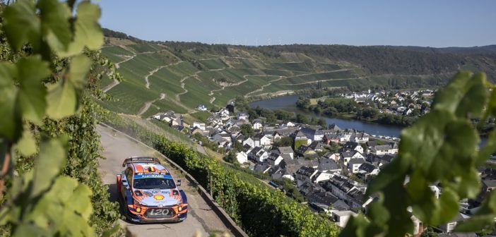 Uno degli scorci della Germania sulle strade che tagliano le colline della Mosella