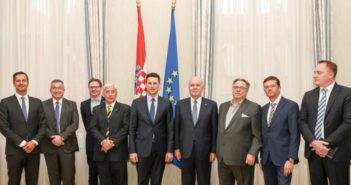 La storica foto del 2017 con Ciesla e la delegazione Croata.
